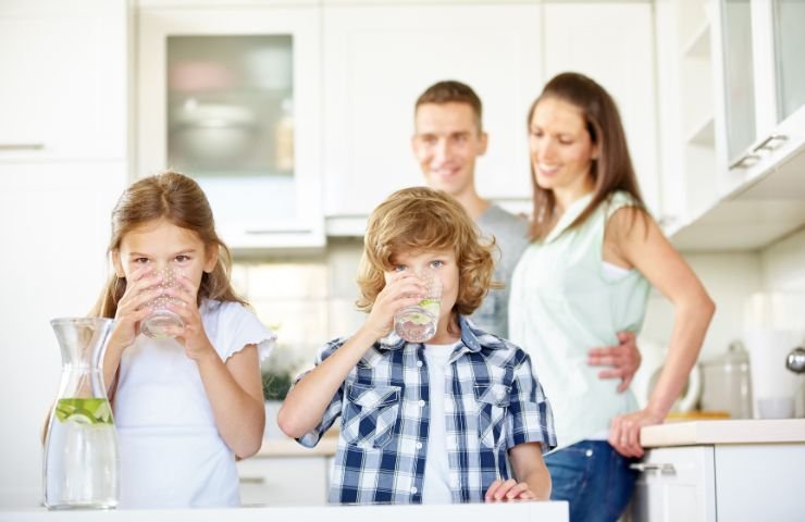 Famiglia sorridente si disseta