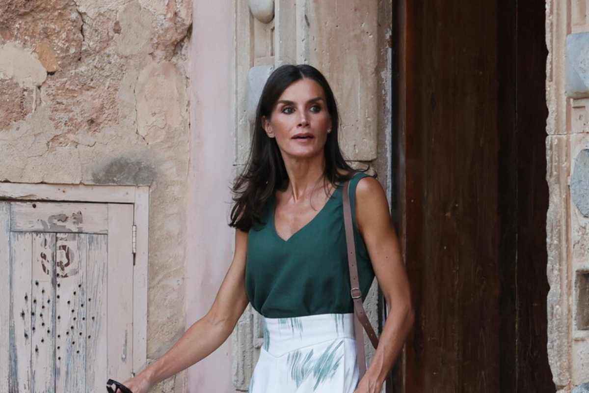 Letizia di Spagna semplice e elegante